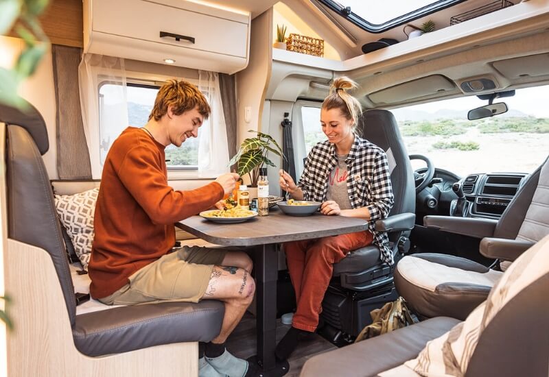 Sauerland Wohnmobil Küche und Essgeschirr